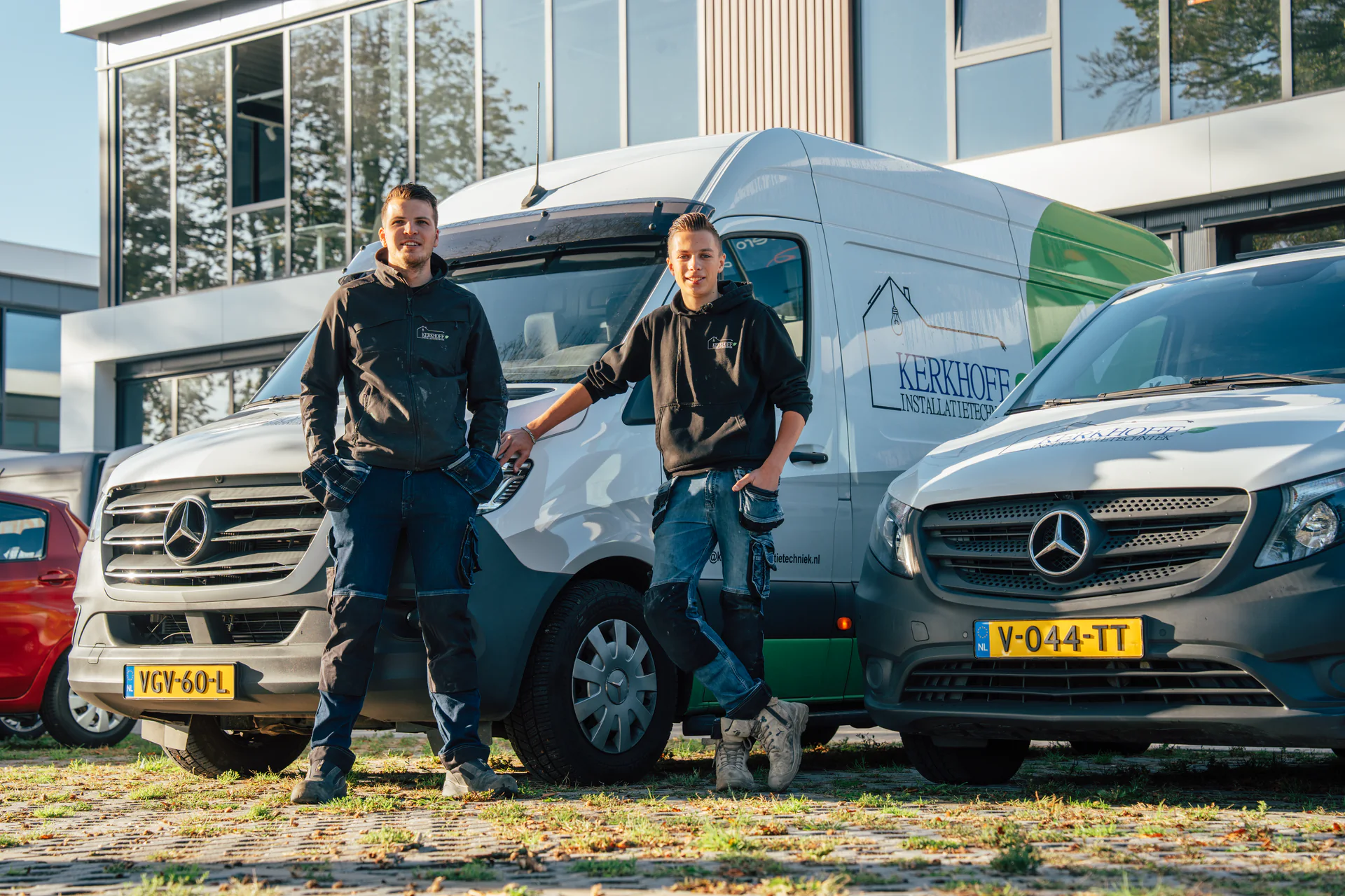 Henri Kerkhoff en collega bij de bedrijfsbussen van Kerkhoff Installatietechniek