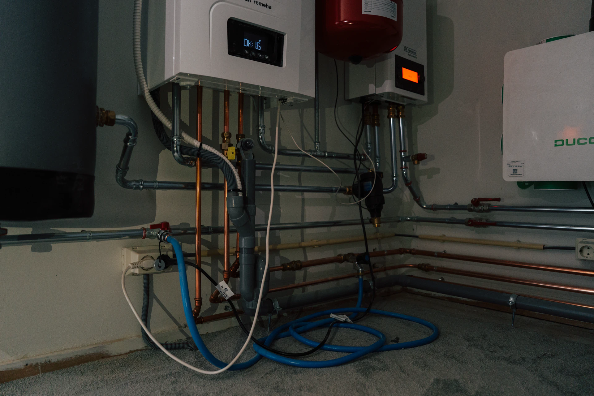 Technische ruimte met cv-ketels, boiler en leidingwerk