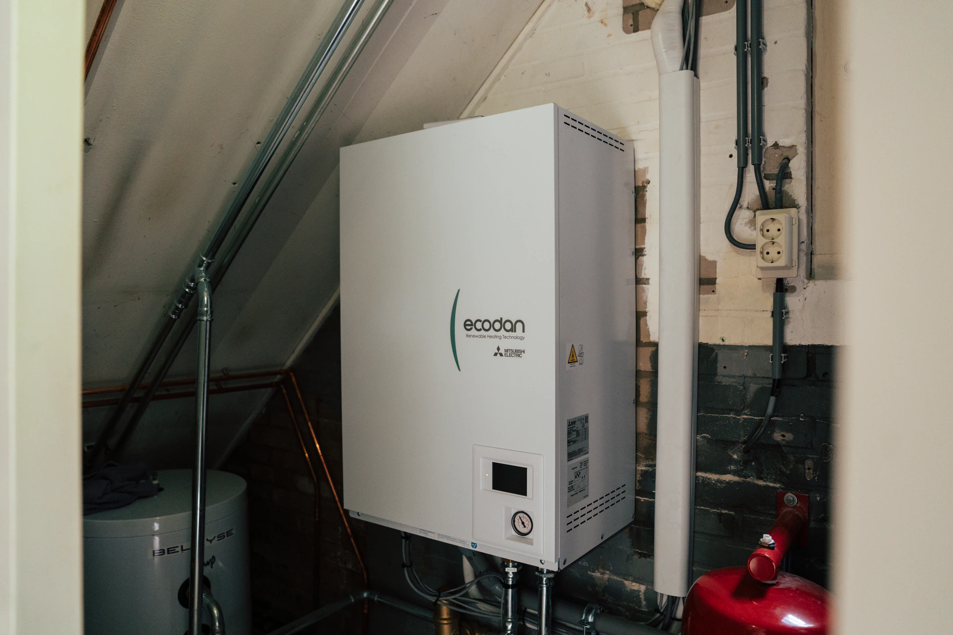 Binnenunit van een hybride warmtepomp op zolder
